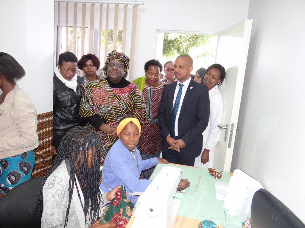 La première dame du Mozambique, Madame Isaura Nyusi, visite le centre DREAM et le centre nutritionnel de Matola